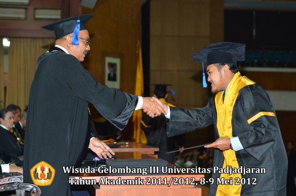 wisuda-unpad-gel-iii-2011_2012-fakultas-isip-oleh-dekan-186