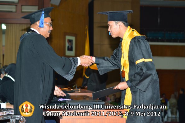 wisuda-unpad-gel-iii-2011_2012-fakultas-isip-oleh-dekan-187