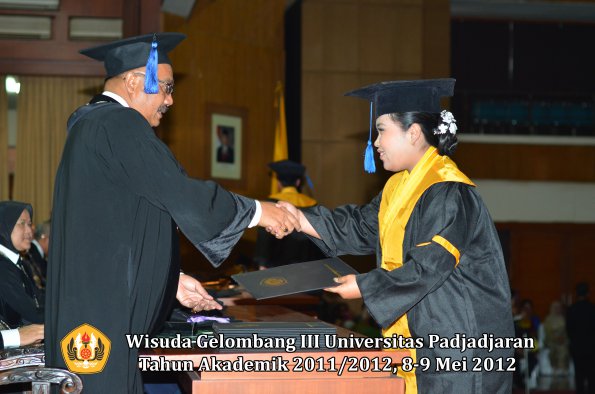 wisuda-unpad-gel-iii-2011_2012-fakultas-isip-oleh-dekan-188