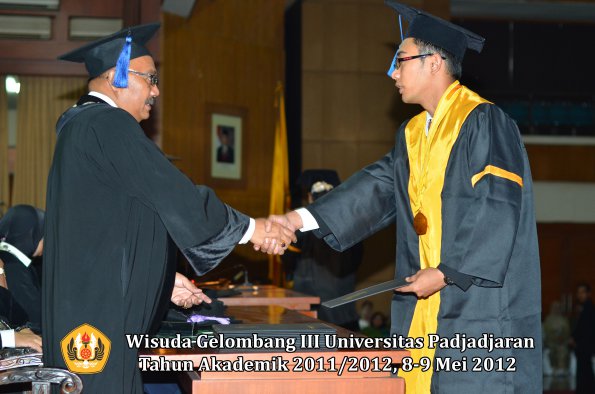 wisuda-unpad-gel-iii-2011_2012-fakultas-isip-oleh-dekan-189