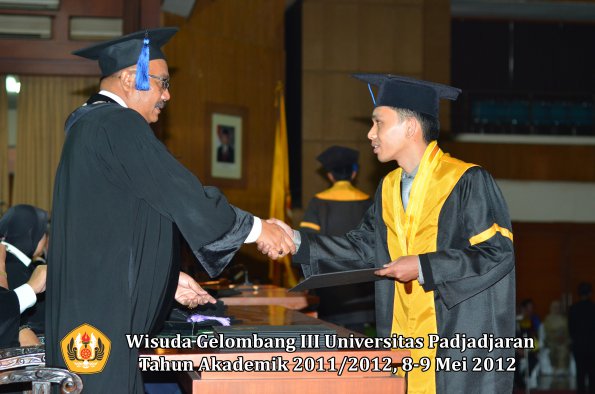 wisuda-unpad-gel-iii-2011_2012-fakultas-isip-oleh-dekan-190