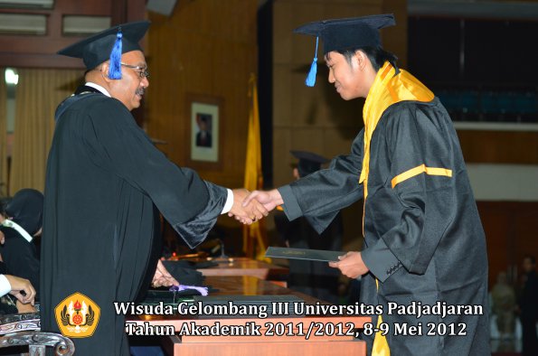 wisuda-unpad-gel-iii-2011_2012-fakultas-isip-oleh-dekan-191