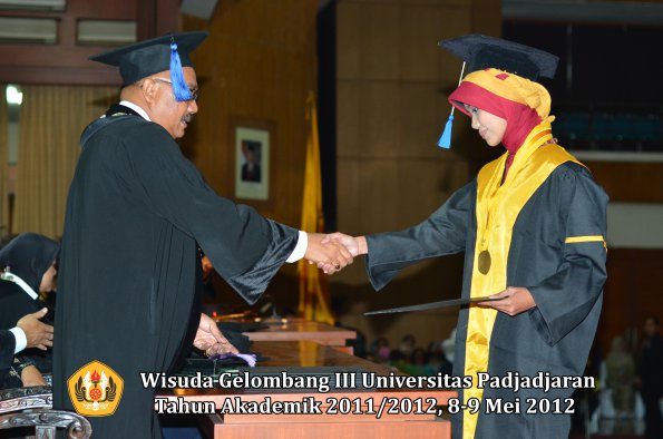 wisuda-unpad-gel-iii-2011_2012-fakultas-isip-oleh-dekan-192