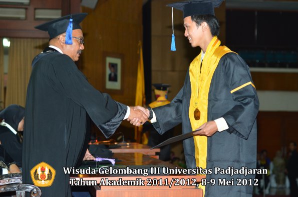 wisuda-unpad-gel-iii-2011_2012-fakultas-isip-oleh-dekan-193