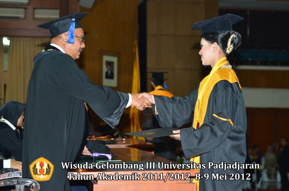 wisuda-unpad-gel-iii-2011_2012-fakultas-isip-oleh-dekan-194