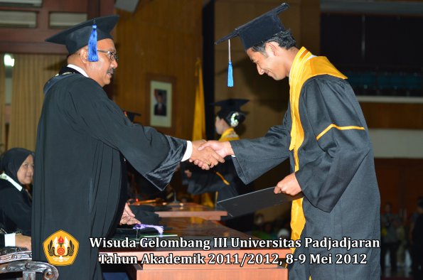 wisuda-unpad-gel-iii-2011_2012-fakultas-isip-oleh-dekan-195