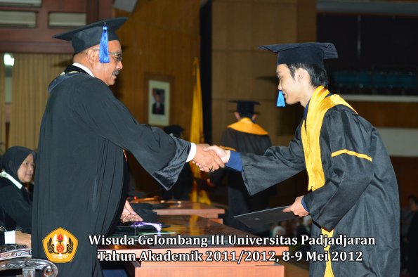 wisuda-unpad-gel-iii-2011_2012-fakultas-isip-oleh-dekan-196