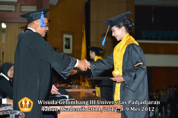 wisuda-unpad-gel-iii-2011_2012-fakultas-isip-oleh-dekan-197