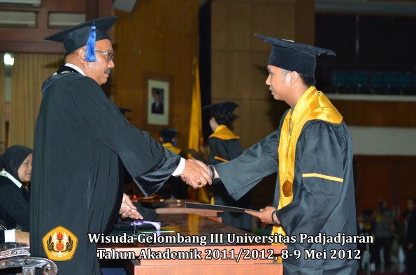 wisuda-unpad-gel-iii-2011_2012-fakultas-isip-oleh-dekan-198