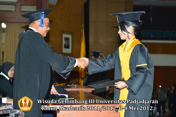 wisuda-unpad-gel-iii-2011_2012-fakultas-isip-oleh-dekan-199