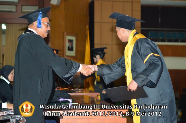 wisuda-unpad-gel-iii-2011_2012-fakultas-isip-oleh-dekan-200