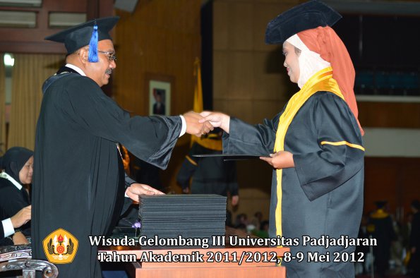 wisuda-unpad-gel-iii-2011_2012-fakultas-isip-oleh-dekan-201