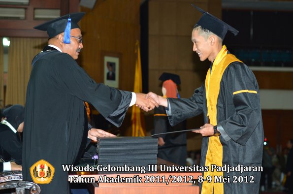 wisuda-unpad-gel-iii-2011_2012-fakultas-isip-oleh-dekan-202