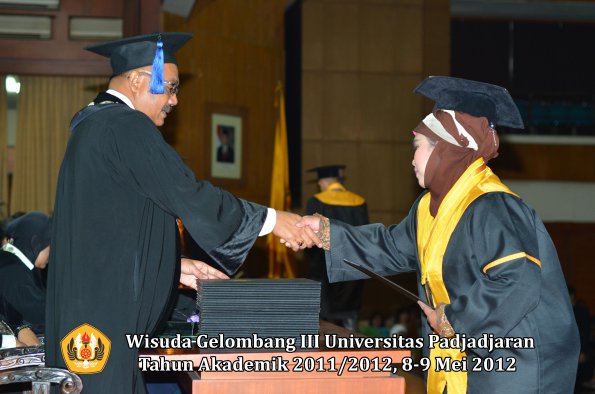 wisuda-unpad-gel-iii-2011_2012-fakultas-isip-oleh-dekan-203