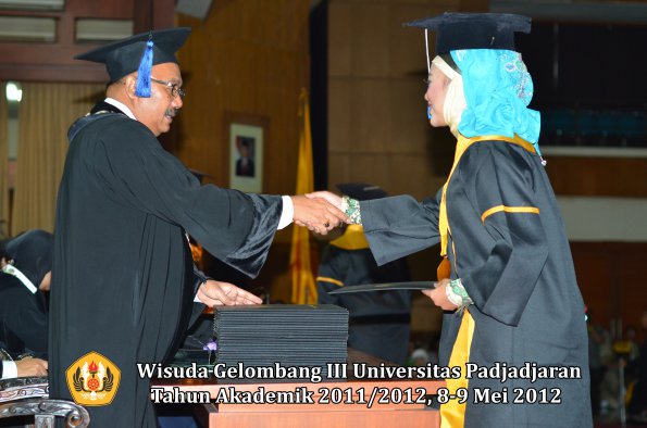 wisuda-unpad-gel-iii-2011_2012-fakultas-isip-oleh-dekan-204