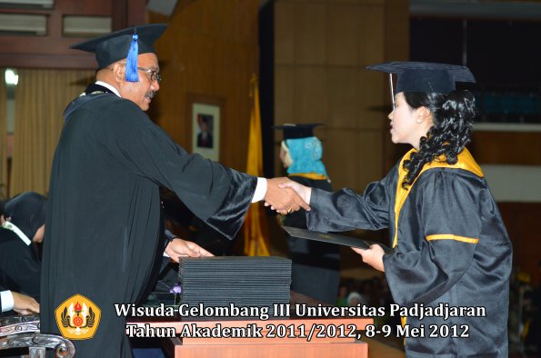 wisuda-unpad-gel-iii-2011_2012-fakultas-isip-oleh-dekan-205