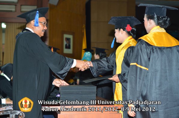 wisuda-unpad-gel-iii-2011_2012-fakultas-isip-oleh-dekan-206