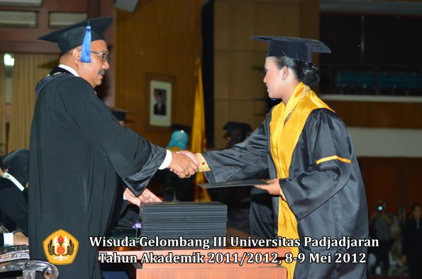 wisuda-unpad-gel-iii-2011_2012-fakultas-isip-oleh-dekan-207