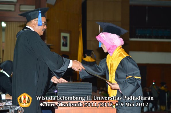 wisuda-unpad-gel-iii-2011_2012-fakultas-isip-oleh-dekan-208