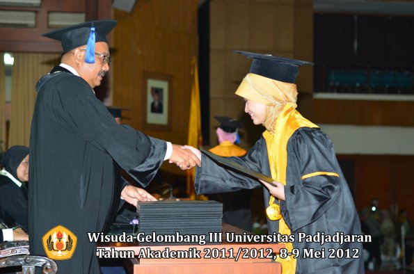 wisuda-unpad-gel-iii-2011_2012-fakultas-isip-oleh-dekan-209