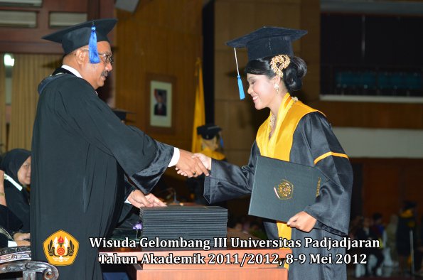 wisuda-unpad-gel-iii-2011_2012-fakultas-isip-oleh-dekan-210