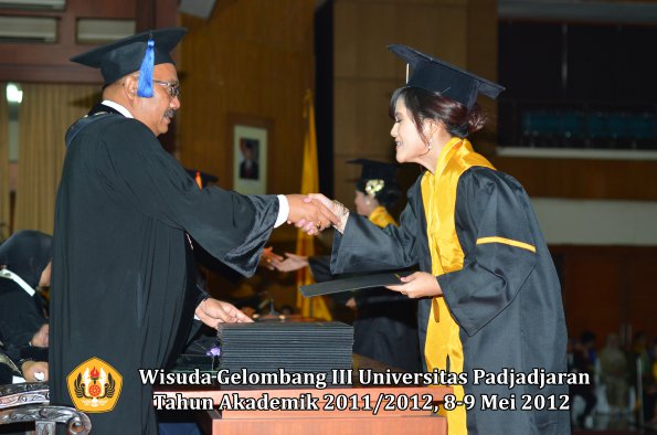 wisuda-unpad-gel-iii-2011_2012-fakultas-isip-oleh-dekan-211