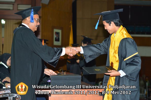 wisuda-unpad-gel-iii-2011_2012-fakultas-isip-oleh-dekan-212