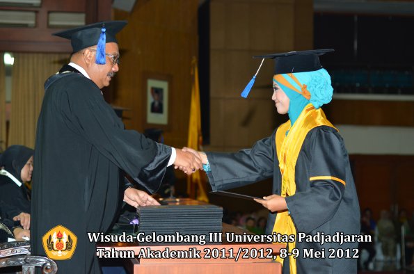 wisuda-unpad-gel-iii-2011_2012-fakultas-isip-oleh-dekan-213