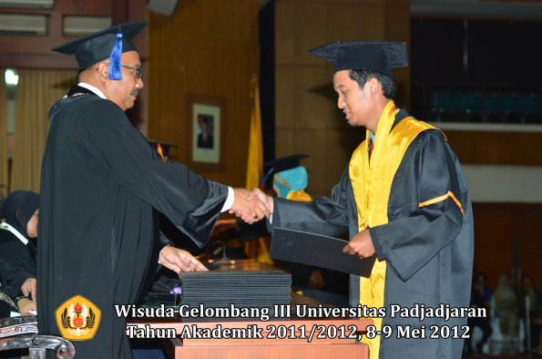 wisuda-unpad-gel-iii-2011_2012-fakultas-isip-oleh-dekan-214