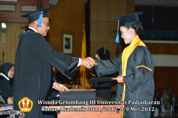 wisuda-unpad-gel-iii-2011_2012-fakultas-isip-oleh-dekan-218