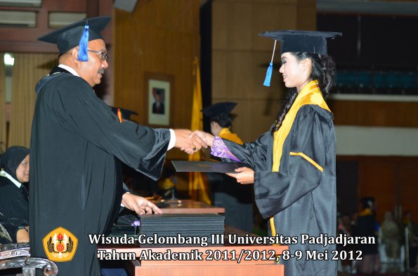 wisuda-unpad-gel-iii-2011_2012-fakultas-isip-oleh-dekan-219