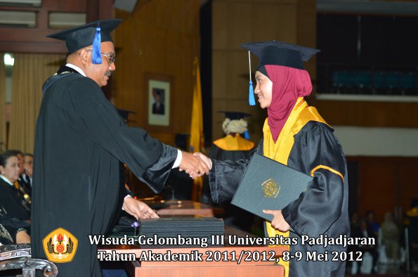 wisuda-unpad-gel-iii-2011_2012-fakultas-isip-oleh-dekan-222