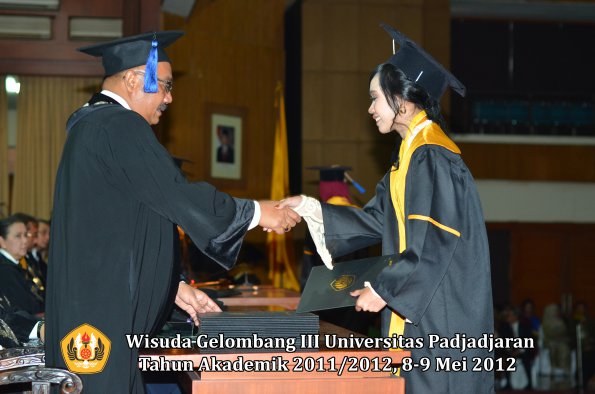 wisuda-unpad-gel-iii-2011_2012-fakultas-isip-oleh-dekan-223