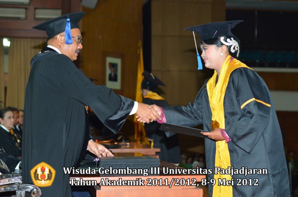 wisuda-unpad-gel-iii-2011_2012-fakultas-isip-oleh-dekan-224