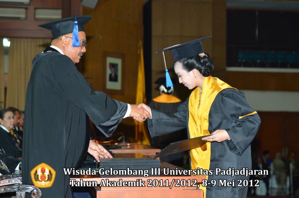 wisuda-unpad-gel-iii-2011_2012-fakultas-isip-oleh-dekan-225