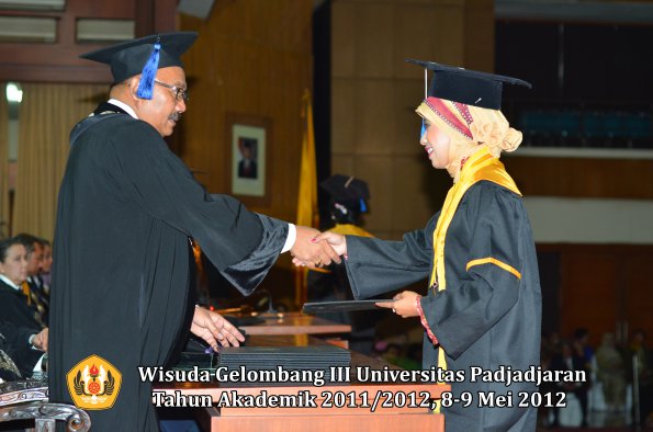 wisuda-unpad-gel-iii-2011_2012-fakultas-isip-oleh-dekan-226