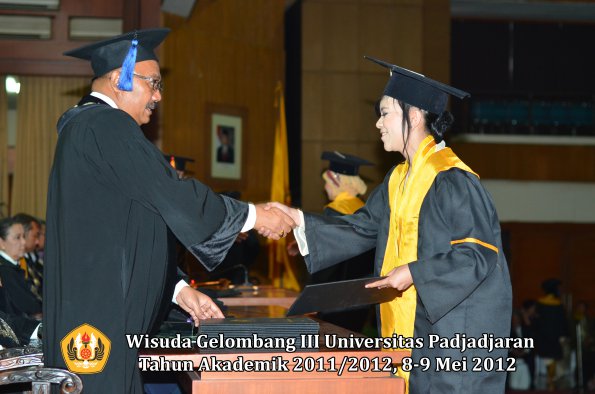 wisuda-unpad-gel-iii-2011_2012-fakultas-isip-oleh-dekan-227