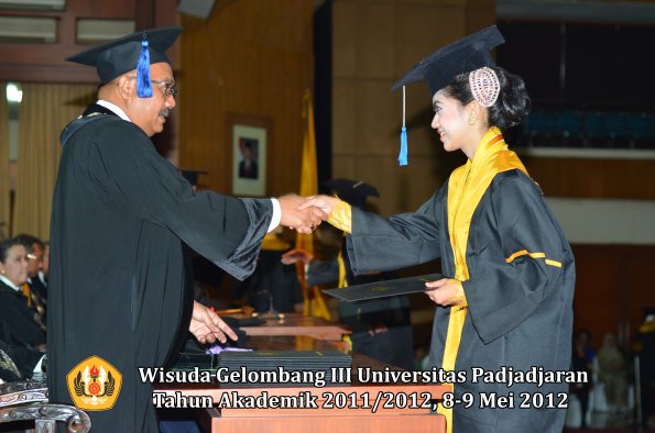 wisuda-unpad-gel-iii-2011_2012-fakultas-isip-oleh-dekan-228