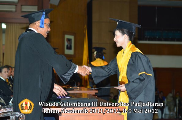 wisuda-unpad-gel-iii-2011_2012-fakultas-isip-oleh-dekan-229