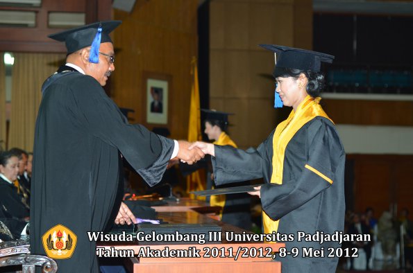 wisuda-unpad-gel-iii-2011_2012-fakultas-isip-oleh-dekan-230