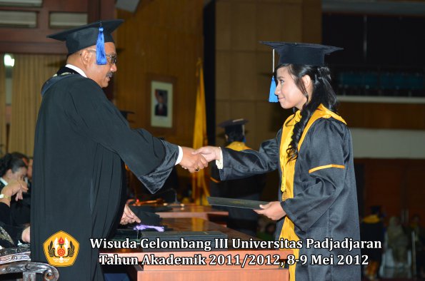 wisuda-unpad-gel-iii-2011_2012-fakultas-isip-oleh-dekan-231