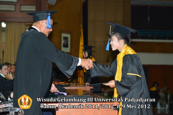 wisuda-unpad-gel-iii-2011_2012-fakultas-isip-oleh-dekan-232