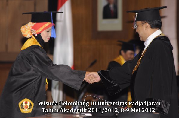 wisuda-unpad-gel-iii-2011_2012-fakultas-isip-oleh-rektor-002