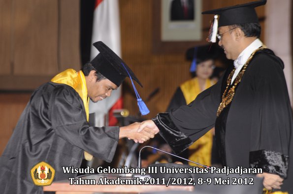 wisuda-unpad-gel-iii-2011_2012-fakultas-isip-oleh-rektor-003