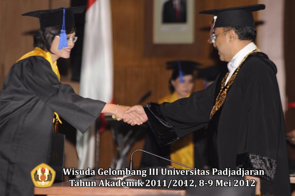 wisuda-unpad-gel-iii-2011_2012-fakultas-isip-oleh-rektor-004