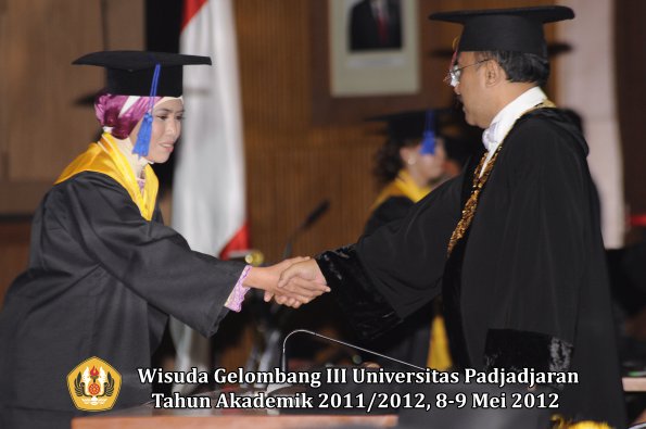 wisuda-unpad-gel-iii-2011_2012-fakultas-isip-oleh-rektor-007