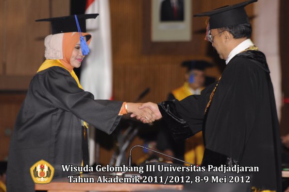 wisuda-unpad-gel-iii-2011_2012-fakultas-isip-oleh-rektor-012