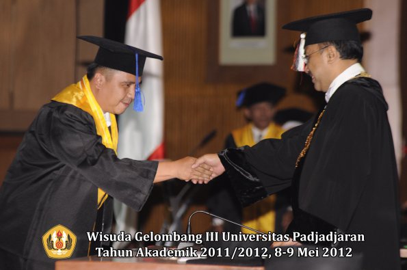 wisuda-unpad-gel-iii-2011_2012-fakultas-isip-oleh-rektor-013