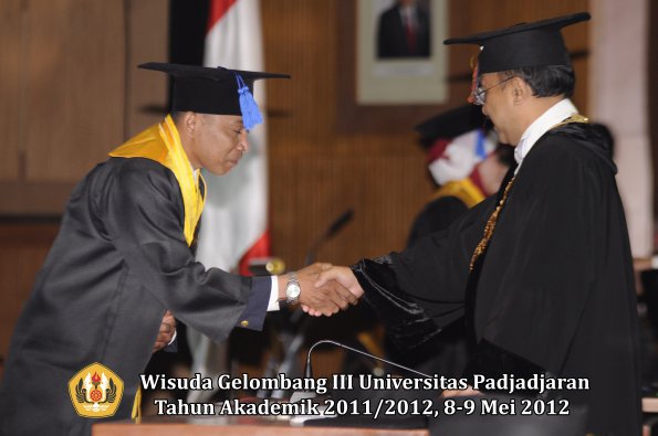 wisuda-unpad-gel-iii-2011_2012-fakultas-isip-oleh-rektor-014