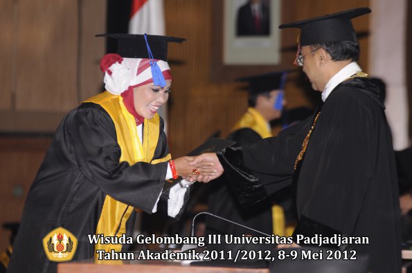 wisuda-unpad-gel-iii-2011_2012-fakultas-isip-oleh-rektor-015